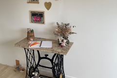 Vente avec paiement en ligne: Table d’appoint marbre, piétement machine à coudre Singer