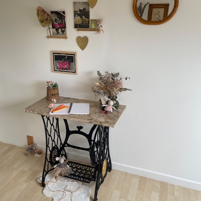 Vente avec paiement en ligne: Table d’appoint marbre, piétement machine à coudre Singer
