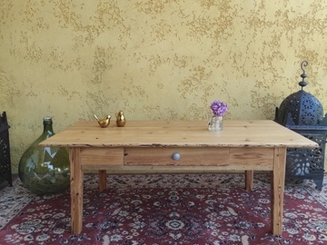 Vente avec paiement en ligne: Table basse en bois rénovée avec tiroir