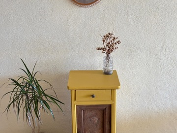 Vente avec paiement en ligne: Meuble d'appoint jaune moutarde vintage rénové