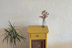 Vente avec paiement en ligne: Meuble d'appoint jaune moutarde vintage rénové