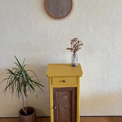 Vente avec paiement en ligne: Meuble d'appoint jaune moutarde vintage rénové