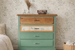 Vente avec paiement en ligne: Petite commode relookée vert et bois naturel