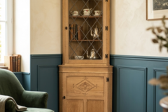 Vente avec paiement en ligne: Vitrine d'angle anglaise en chêne restaurée