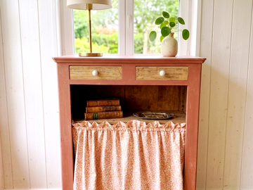 Vente avec paiement en ligne: Bahut vintage terracotta à rideau bois massif