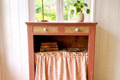 Vente avec paiement en ligne: Bahut vintage terracotta à rideau bois massif