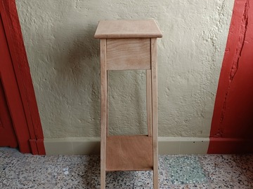 Vente avec paiement en ligne: Sellette vintage en bois massif rénovée