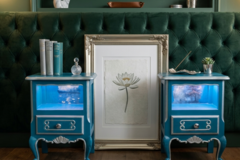 Vente avec paiement en ligne: Paire Chevets Louis XV Bleu-Paon LED Télécommande