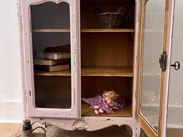 Vente avec paiement en ligne: Vitrine patinée rose poudré vintage campagne chic