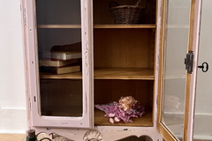 Vente avec paiement en ligne: Vitrine patinée rose poudré vintage campagne chic