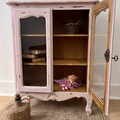 Vente avec paiement en ligne: Vitrine patinée rose poudré vintage campagne chic