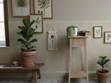 Vente avec paiement en ligne: Sellette vintage en bois massif rénovée