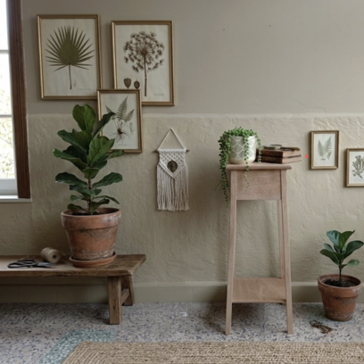 Vente avec paiement en ligne: Sellette vintage en bois massif rénovée