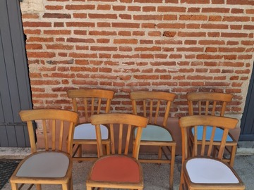 Vente avec paiement en ligne: Lot 6 chaises bistrot bois massif multicolores