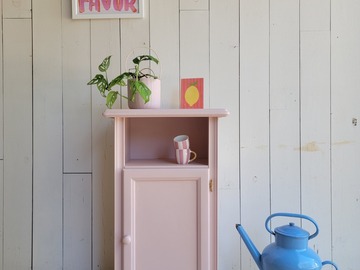 Vente avec paiement en ligne: Table de chevet ancienne rénovée rose 
