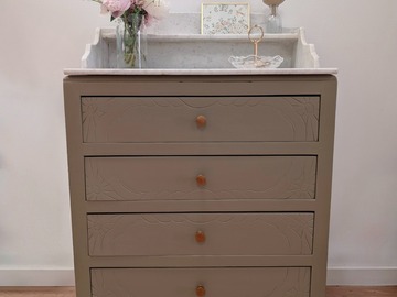 Vente avec paiement en ligne: Commode ancienne restaurée plateau en marbre sculptée