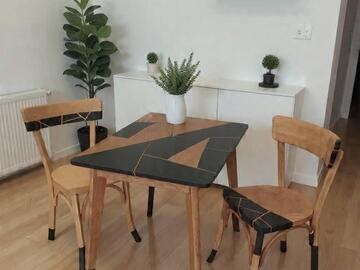 Vente avec paiement en ligne: Petite table noire graphique pieds trapèze