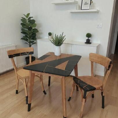 Vente avec paiement en ligne: Petite table noire graphique pieds trapèze