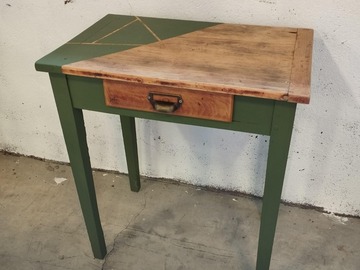 Vente avec paiement en ligne: Table d'appoint vintage vert olive avec tiroir
