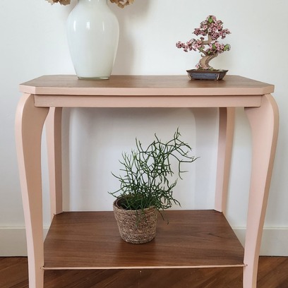 Vente avec paiement en ligne: Table d'appoint bois pieds galbés rose pâle