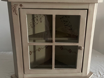 Vente avec paiement en ligne: Vitrine d'angle vintage restaurée patinée