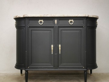 Vente avec paiement en ligne: Buffet vintage noir rénové, poignées laiton