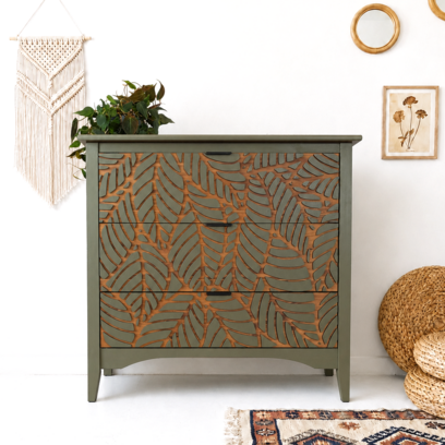 Vente avec paiement en ligne: Commode bois massif motif végétal en relief