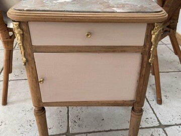 Vente avec paiement en ligne: Chevet vintage rose fanée marbre rose