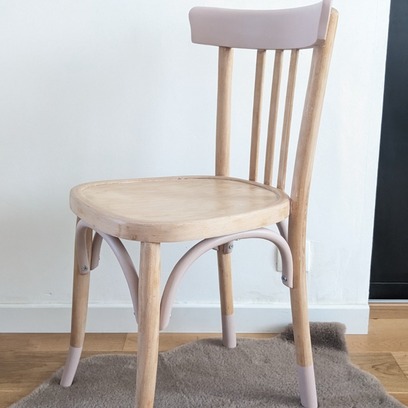 Vente avec paiement en ligne: Chaise bistrot vintage rose poudré rénovée
