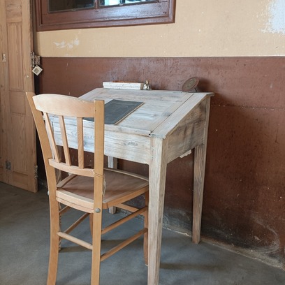 Vente avec paiement en ligne: Bureau pupitre d’écolier ancien restauré vintage