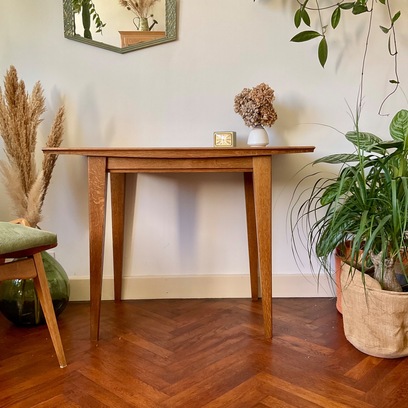 Vente avec paiement en ligne: Table d’appoint vintage chêne massif pieds compas