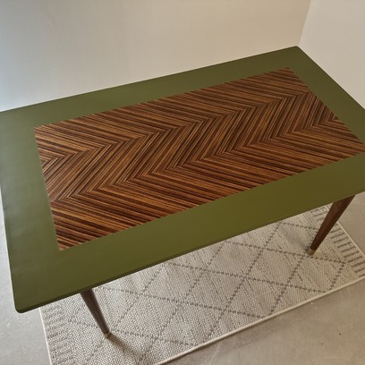 Vente avec paiement en ligne: Table à manger vintage acajou chevron pieds-compas