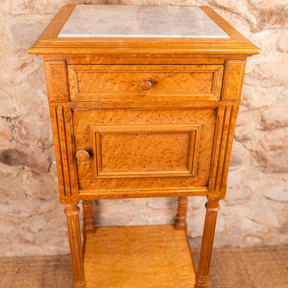 Vente avec paiement en ligne: Chevet Néo-Louis XVI érable moucheté marbre blanc