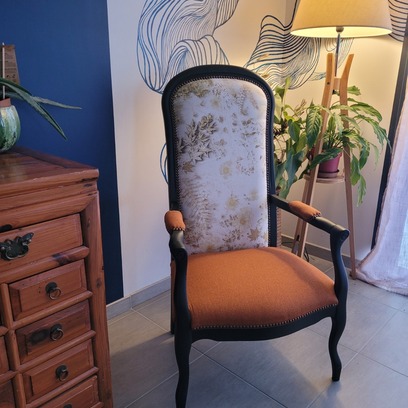 Vente avec paiement en ligne: Fauteuil Voltaire restauré noir mat tissu orange